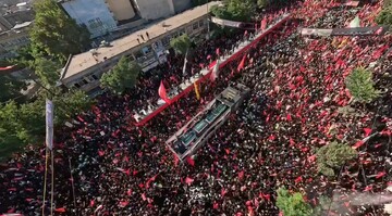 فیلم |  قاب متفاوت هوایی از تشییع پیکر مطهر رهبر شهید انقلاب در مشهد مقدس