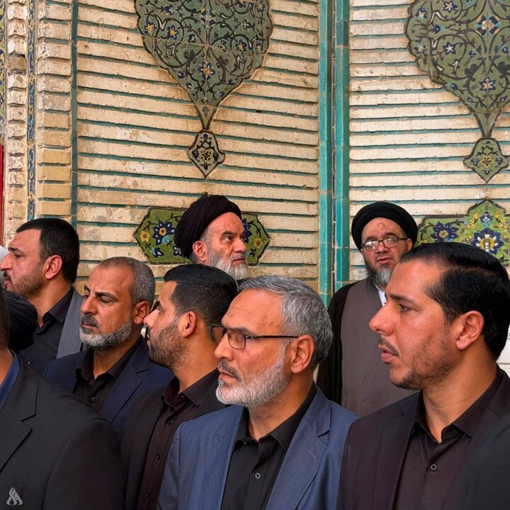 Swala ya Maiti Juu ya Mwili wa Imam Shahidi Khamenei Yaswaliwa katika Uwanja wa Haram Tukufu ya Alawi kwa Kuhudhuria Watoto wa Ayatullah al-Udhma Sistani
