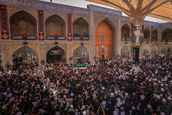 Video|  Umati mkubwa wa watu waliojitokeza katika mazishi ya kiongozi shahidi wa mapinduzi ndani ya haram takatifu ya Imam Ali (as)