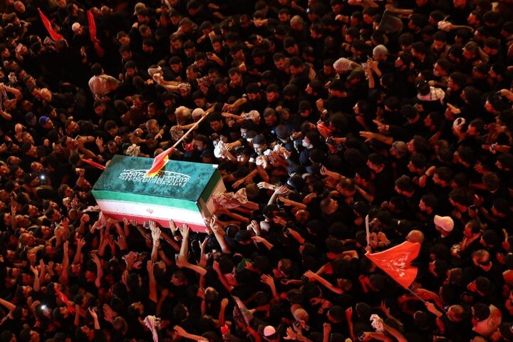 Video| Wakati jeneza la kiongozi shahidi linaingizwa ndani ya haram takatifu ya Imam Hussein (as) likiwa limebebwa na waombolezaji