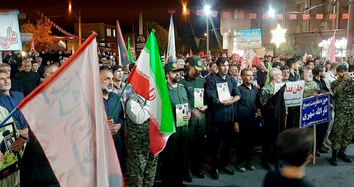 تصاویر/ تداوم حضور منسجم و با صلابت اقشار مختلف مردم شاهین دژ در تجمع دشمن‌ستیز شبانه