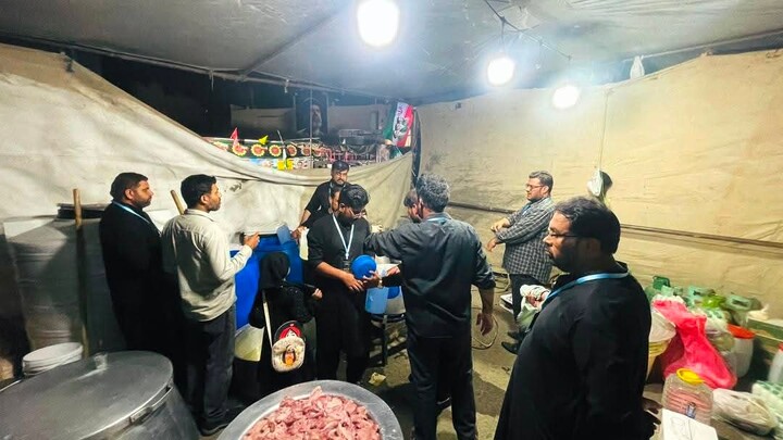 قم المقدسہ میں طلابِ سندھ پاکستان کا موکب؛ شہید رہبر انقلاب اسلامی کی تشییع میں شریک زائرین کی خدمت