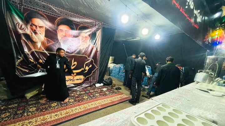 قم المقدسہ میں طلابِ سندھ پاکستان کا موکب؛ شہید رہبر انقلاب اسلامی کی تشییع میں شریک زائرین کی خدمت