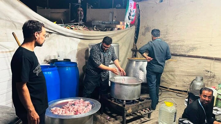 قم المقدسہ میں طلابِ سندھ پاکستان کا موکب؛ شہید رہبر انقلاب اسلامی کی تشییع میں شریک زائرین کی خدمت