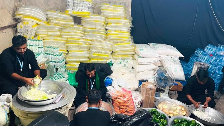 قم المقدسہ میں طلابِ سندھ پاکستان کا موکب؛ شہید رہبر انقلاب اسلامی کی تشییع میں شریک زائرین کی خدمت