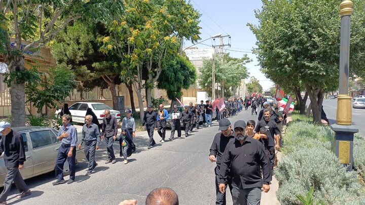 تصاویر/اجتماع بزرگ عزاداران و آیین تشییع نمادین رهبر شهید انقلاب اسلامي در زرندیه