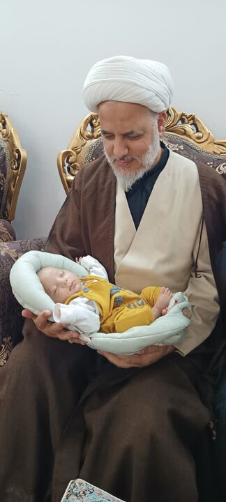 تصاویر/دیدار امام جمعه ساوه ساوه با خانواده دارای فرزندان سه‌قلو