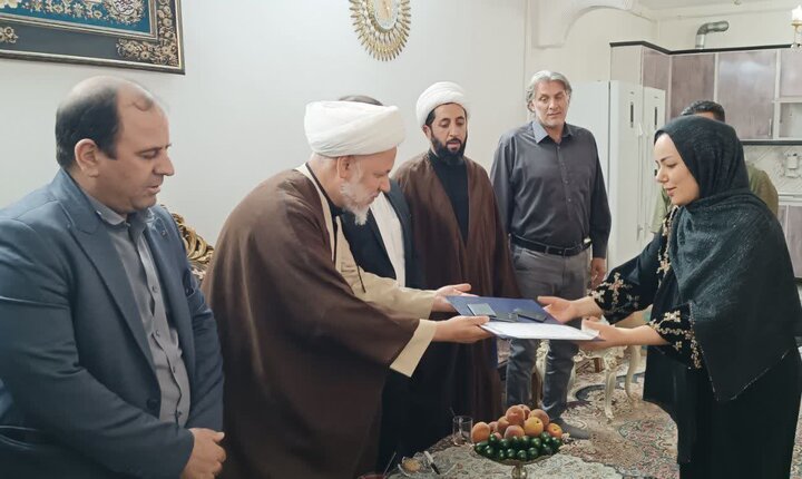 تصاویر/دیدار امام جمعه ساوه ساوه با خانواده دارای فرزندان سه‌قلو