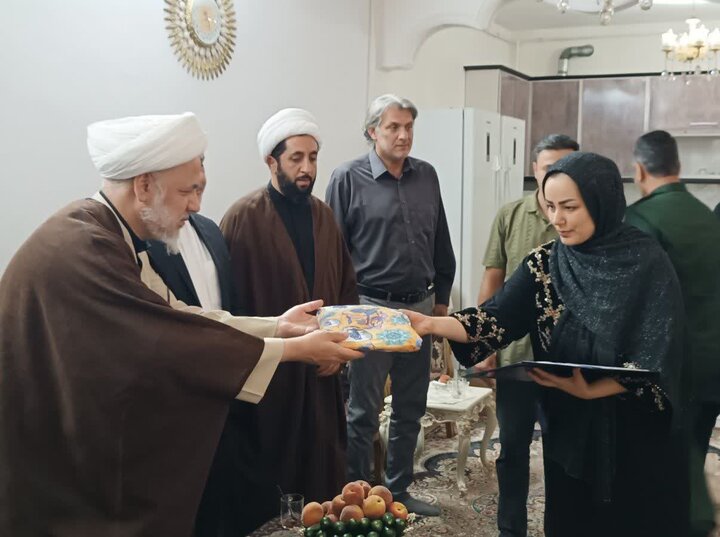تصاویر/دیدار امام جمعه ساوه ساوه با خانواده دارای فرزندان سه‌قلو
