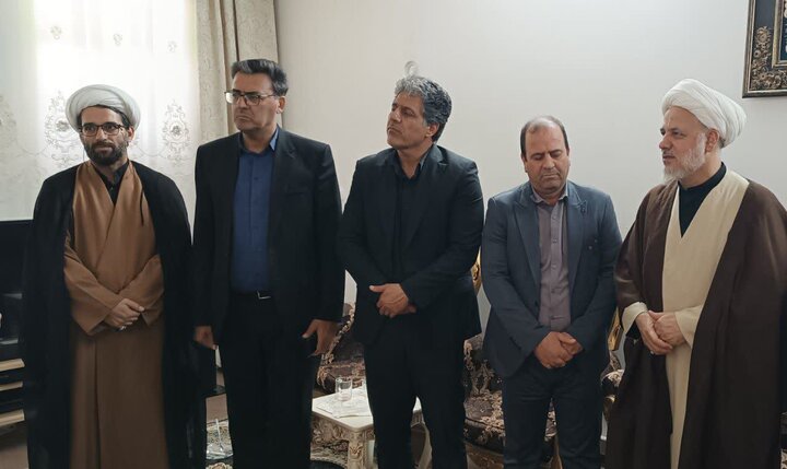 تصاویر/دیدار امام جمعه ساوه ساوه با خانواده دارای فرزندان سه‌قلو