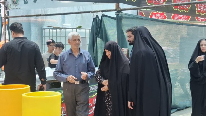 تصاویر/ خدمت رسانی روستائیان آزران در موکب باب الحوائج بخش برزک به زائرین رهبرشهید
