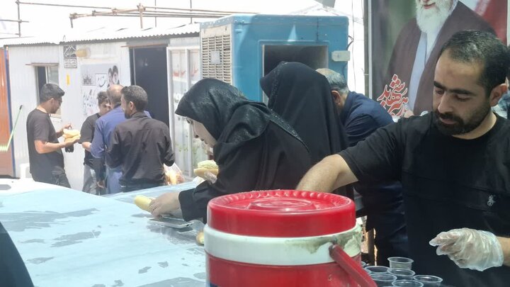 تصاویر/ خدمت رسانی روستائیان آزران در موکب باب الحوائج بخش برزک به زائرین رهبرشهید