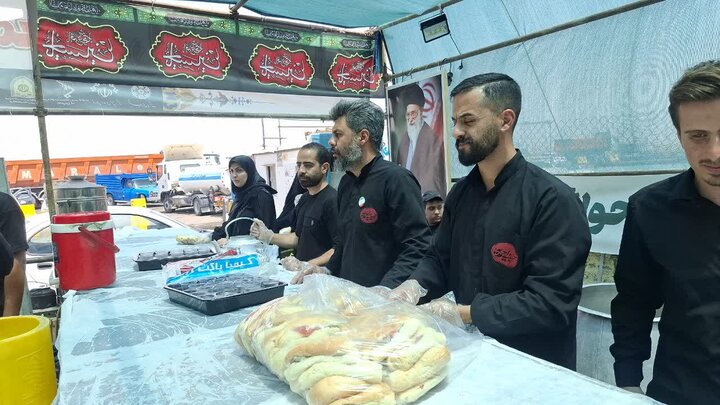 تصاویر/ خدمت رسانی روستائیان آزران در موکب باب الحوائج بخش برزک به زائرین رهبرشهید