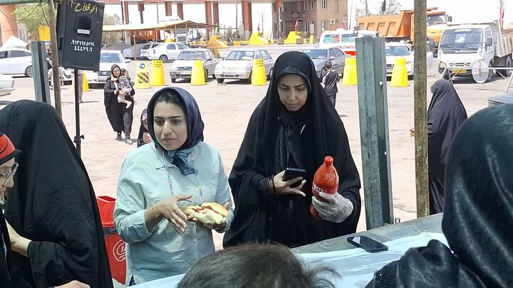 تصاویر/ خدمت رسانی روستائیان آزران در موکب باب الحوائج بخش برزک به زائرین رهبرشهید