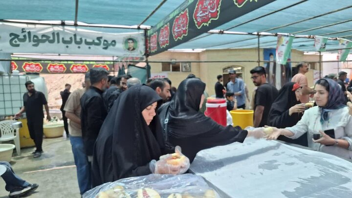 تصاویر/ خدمت رسانی روستائیان آزران در موکب باب الحوائج بخش برزک به زائرین رهبرشهید