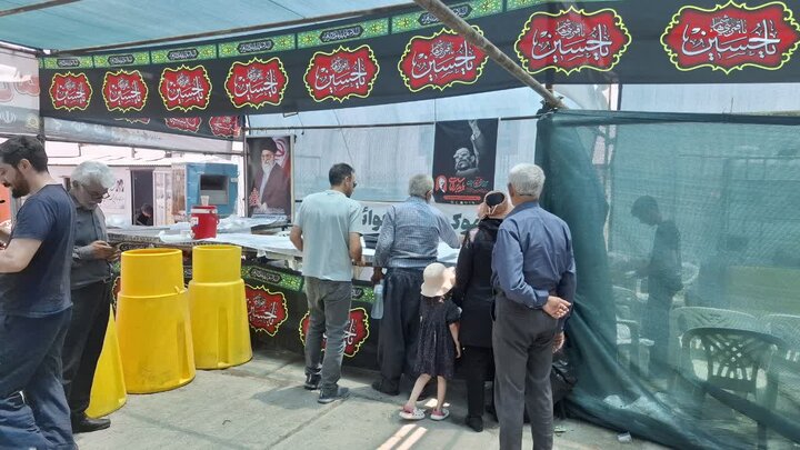 تصاویر/ خدمت رسانی روستائیان آزران در موکب باب الحوائج بخش برزک به زائرین رهبرشهید