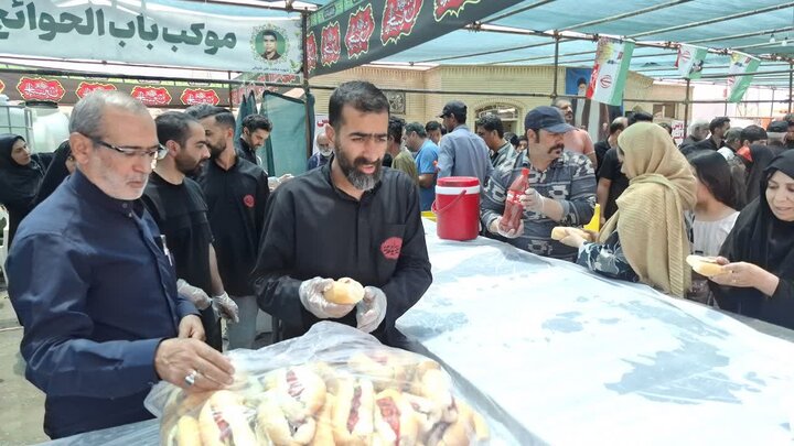 تصاویر/ خدمت رسانی روستائیان آزران در موکب باب الحوائج بخش برزک به زائرین رهبرشهید