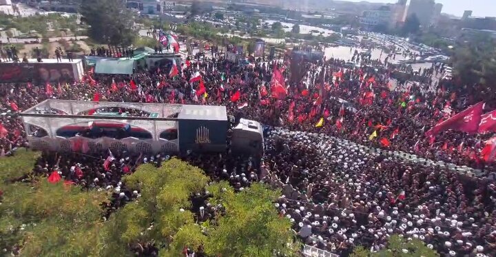 Video | Taswira Inayoonesha Mwili wa Kiongozi Shahidi wa Mapinduzi Ukiingia Katika Barabara ya Imam Ridha (as)