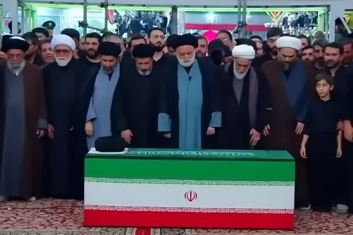 فیلم کامل اقامه نماز بر پیکر رهبر شهید به امامت فرزند ارشد
