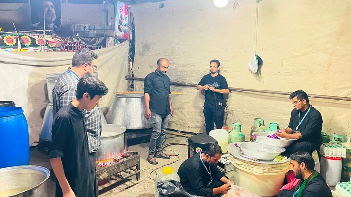 برپایی موکب برای زائران مراسم تشییع رهبر شهید انقلاب اسلامی توسط طلاب سند پاکستان در قم المقدسه