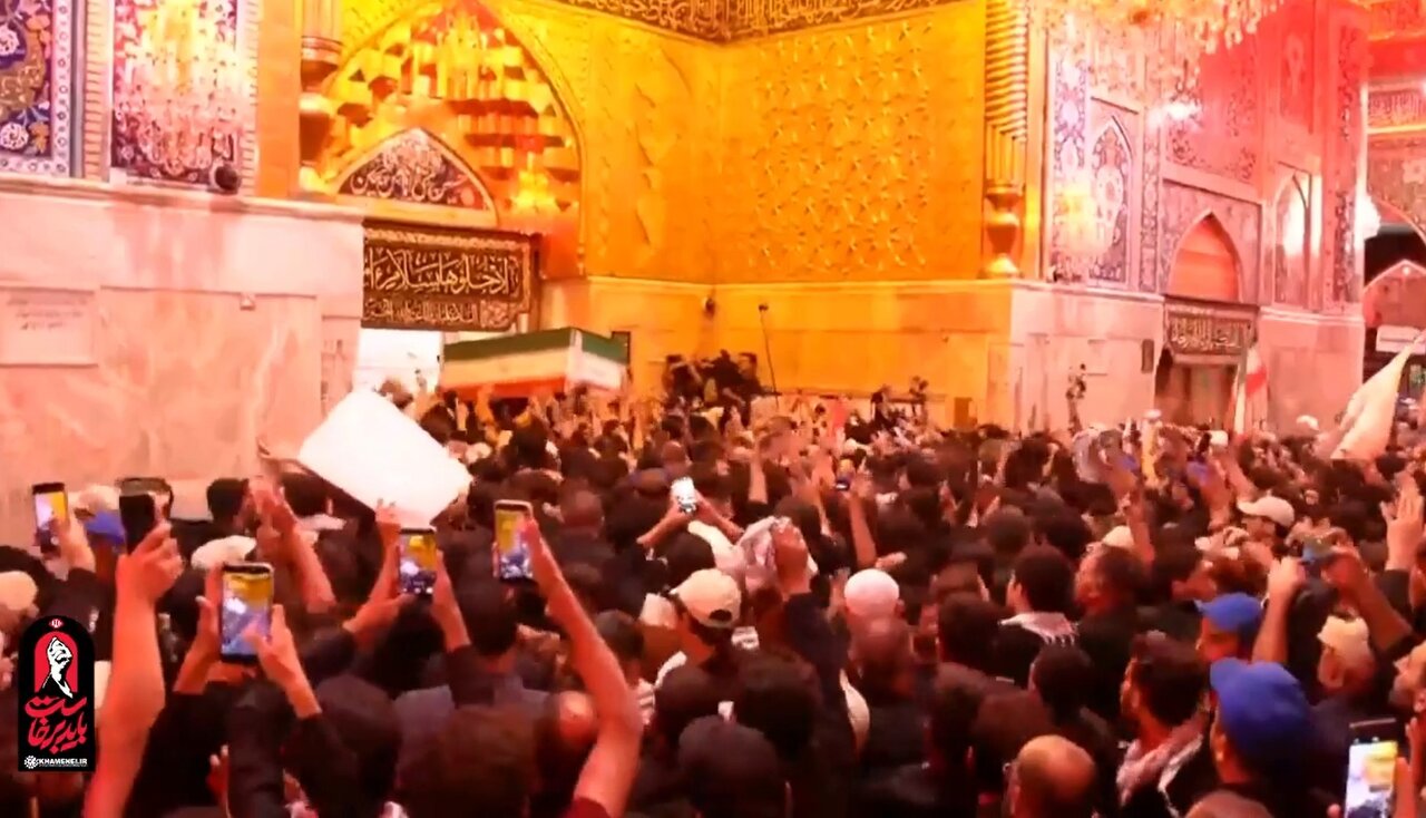 فیلم | پیکر مطهر امام مجاهد شهید بر دستان عزاداران وارد ضریح شش گوشه سیدالشهدا (ع) شد