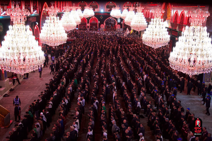 Picha za mchakato wa mazishi ya kiongozi shahidi na mpigania haki wa Waislamu duniani, ndani ya haram takatifu ya Imam Hussein (as)