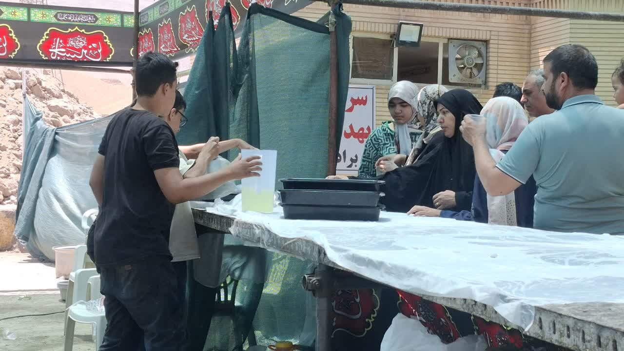 تداوم خدمترسانی موکب «باب الحوایج برزک »درششمین روز فعالیت/پذیرایی روستائیان آزران از 3 هزار زائر+تصاویر وفیلم