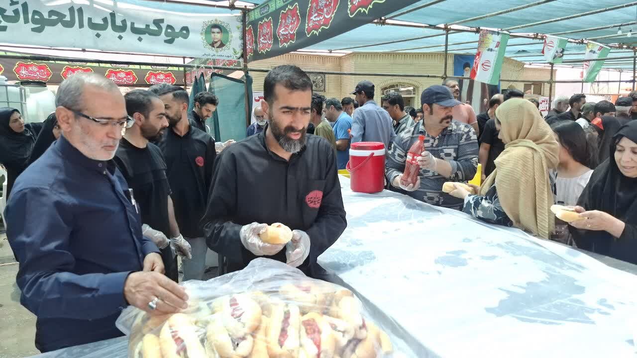 تداوم خدمت‌رسانی موکب «باب الحوایج برزک »درششمین روز فعالیت/پذیرایی روستائیان آزران از 3 هزار زائر+تصاویر وفیلم