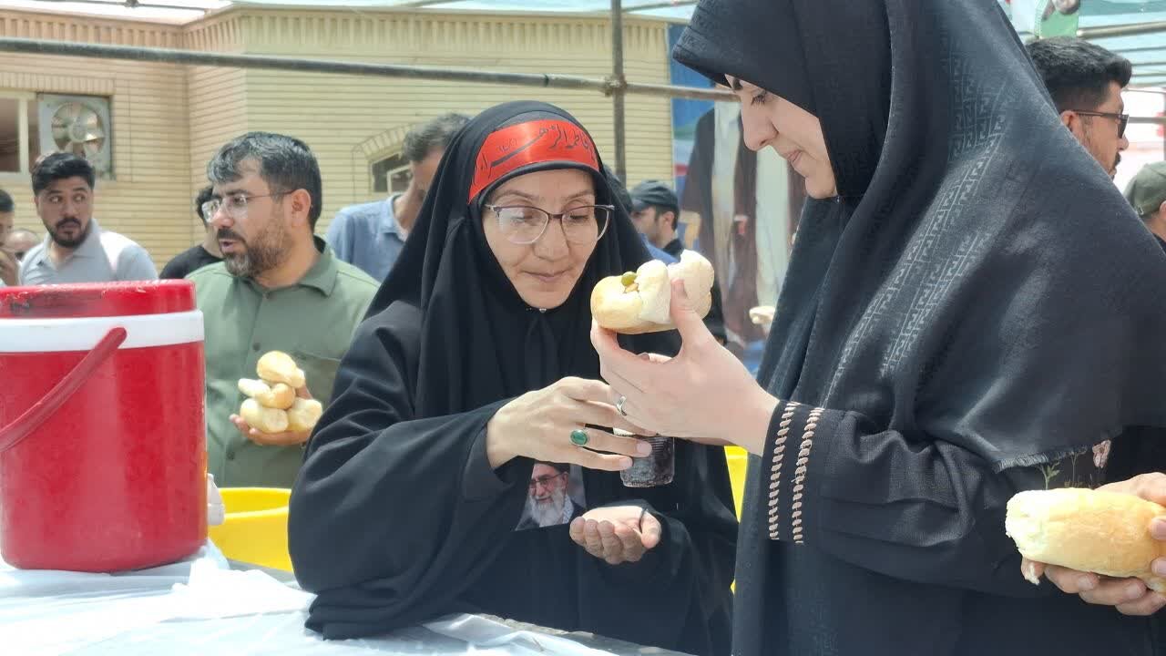 تداوم خدمت‌رسانی موکب «باب الحوایج برزک »درششمین روز فعالیت/پذیرایی روستائیان آزران از 3 هزار زائر+تصاویر وفیلم