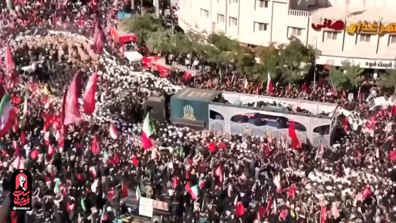 حشود مليونية في مدينة مشهد المقدسة تودع قائد الثورة الإسلامية الشهيد (فيديو)