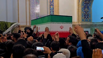 فیلم | گوشه هایی از مراسم تشییع رهبر شهید انقلاب در حرم رضوی با حضور شخصیت های حوزوی