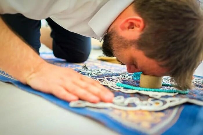 Prosternation de la Ziyarat d’Achoura est-elle valable si elle est effectuée sur le dos de la main ?