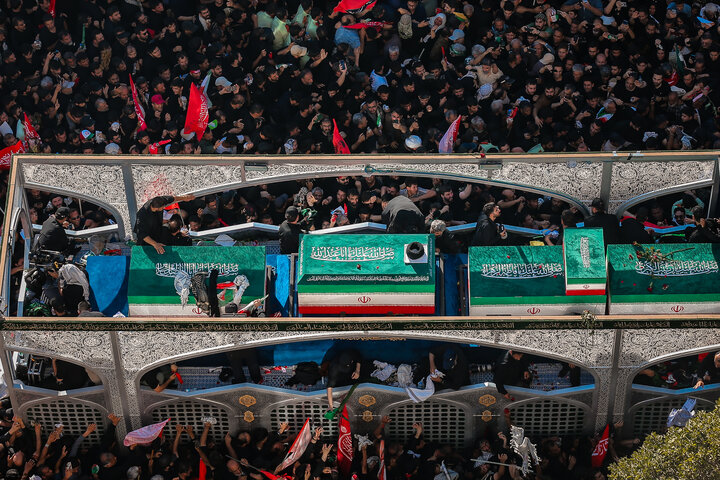 La maestosa processione funebre della Guida martire della Rivoluzione Islamica a Mashhad