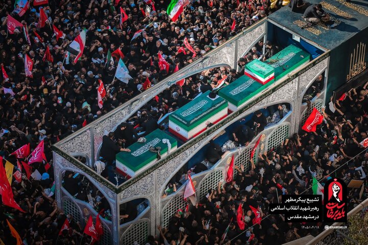 حضور واسع لأبناء مدينة مشهد المقدسة في تشييع الجثمان الطاهر لقائد الثورة الإسلامية الشهيد