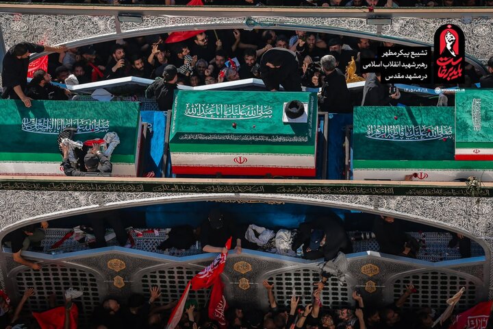 حضور واسع لأبناء مدينة مشهد المقدسة في تشييع الجثمان الطاهر لقائد الثورة الإسلامية الشهيد