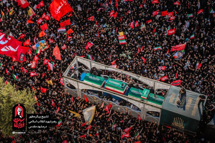 حضور واسع لأبناء مدينة مشهد المقدسة في تشييع الجثمان الطاهر لقائد الثورة الإسلامية الشهيد