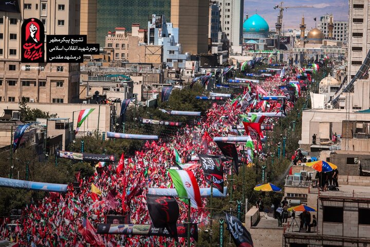 حضور واسع لأبناء مدينة مشهد المقدسة في تشييع الجثمان الطاهر لقائد الثورة الإسلامية الشهيد