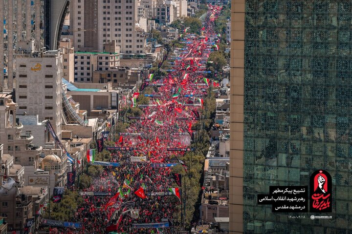 حضور واسع لأبناء مدينة مشهد المقدسة في تشييع الجثمان الطاهر لقائد الثورة الإسلامية الشهيد
