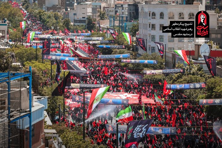 حضور واسع لأبناء مدينة مشهد المقدسة في تشييع الجثمان الطاهر لقائد الثورة الإسلامية الشهيد