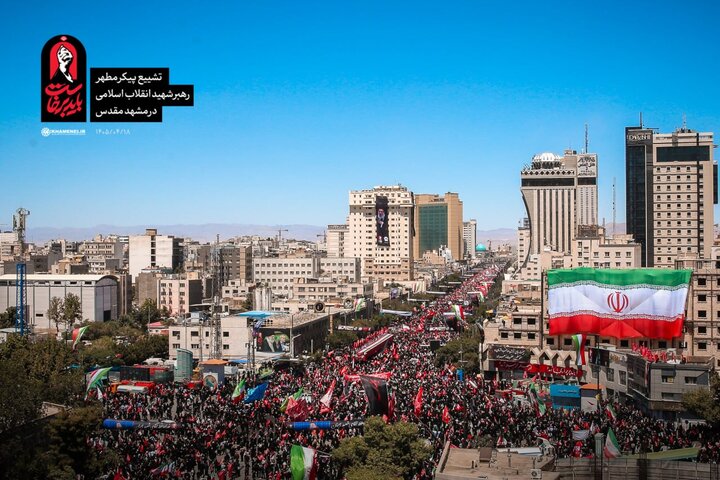 حضور واسع لأبناء مدينة مشهد المقدسة في تشييع الجثمان الطاهر لقائد الثورة الإسلامية الشهيد