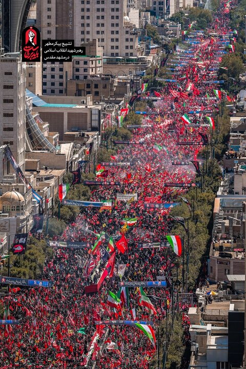 حضور واسع لأبناء مدينة مشهد المقدسة في تشييع الجثمان الطاهر لقائد الثورة الإسلامية الشهيد