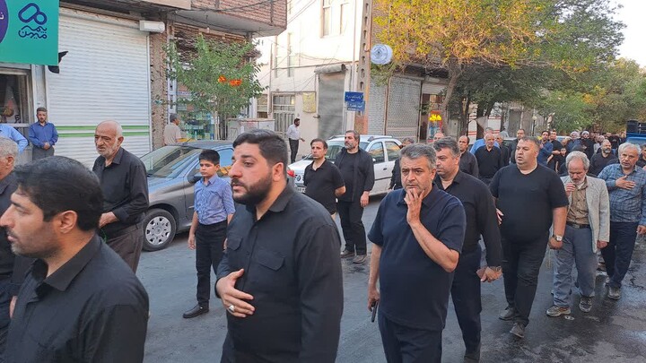 تصاویر / مراسم عزاداری خیابانی در شام غریبان قائد شهید انقلاب در اسکو