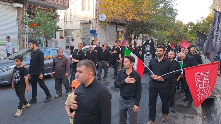 تصاویر / مراسم عزاداری خیابانی در شام غریبان قائد شهید انقلاب در اسکو