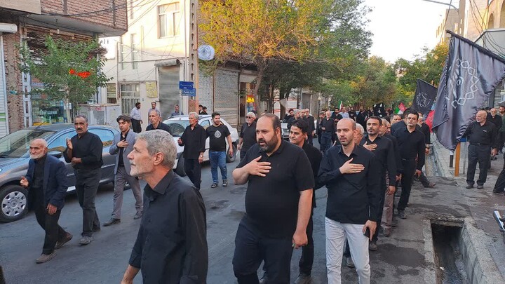 تصاویر / مراسم عزاداری خیابانی در شام غریبان قائد شهید انقلاب در اسکو