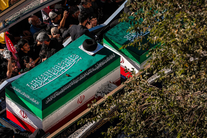 Photos/L’ultime hommage à Mashhad : procession historique pour le Grand Ayatollah martyr Sayyid Ali Khamenei
