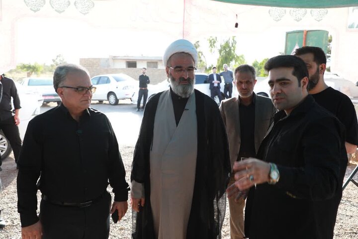 تصاویر/ بازدید نماینده رهبر معظم انقلاب در استان سمنان از مواکب خدمت‌رسان به عزاداران شرکت کننده در مراسم تشییع رهبر شهید انقلاب