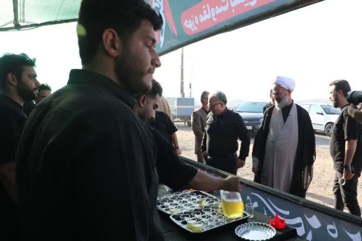 تصاویر/ بازدید نماینده رهبر معظم انقلاب در استان سمنان از مواکب خدمت‌رسان به عزاداران شرکت کننده در مراسم تشییع رهبر شهید انقلاب