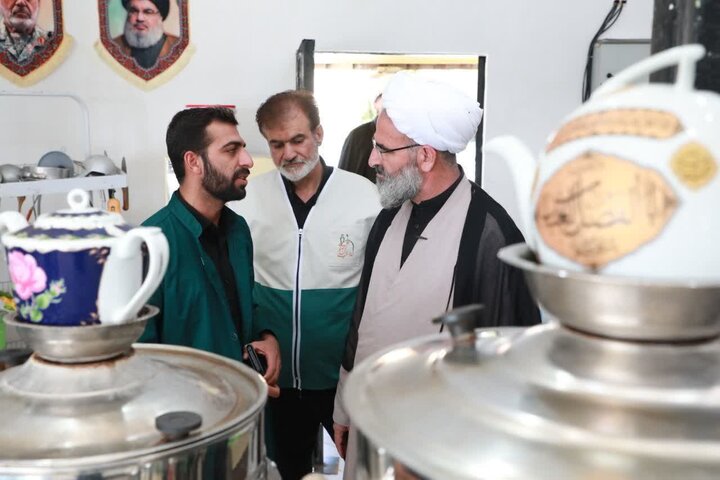 تصاویر/ بازدید نماینده رهبر معظم انقلاب در استان سمنان از مواکب خدمت‌رسان به عزاداران شرکت کننده در مراسم تشییع رهبر شهید انقلاب