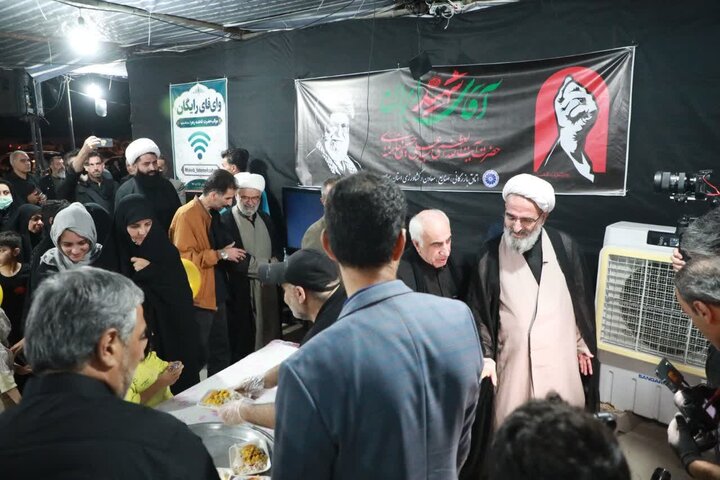 تصاویر/ بازدید نماینده رهبر معظم انقلاب در استان سمنان از مواکب خدمت‌رسان به عزاداران شرکت کننده در مراسم تشییع رهبر شهید انقلاب