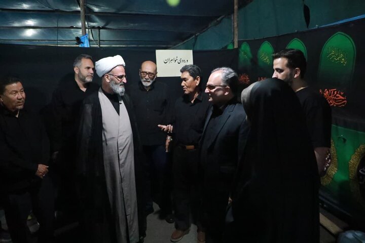تصاویر/ بازدید نماینده رهبر معظم انقلاب در استان سمنان از مواکب خدمت‌رسان به عزاداران شرکت کننده در مراسم تشییع رهبر شهید انقلاب